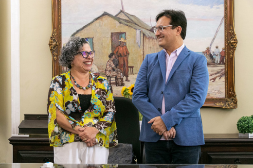 Imagem: Foto posada da vice-reitora Diana Azevedo e do reitor Custódio Almeida sorrindo