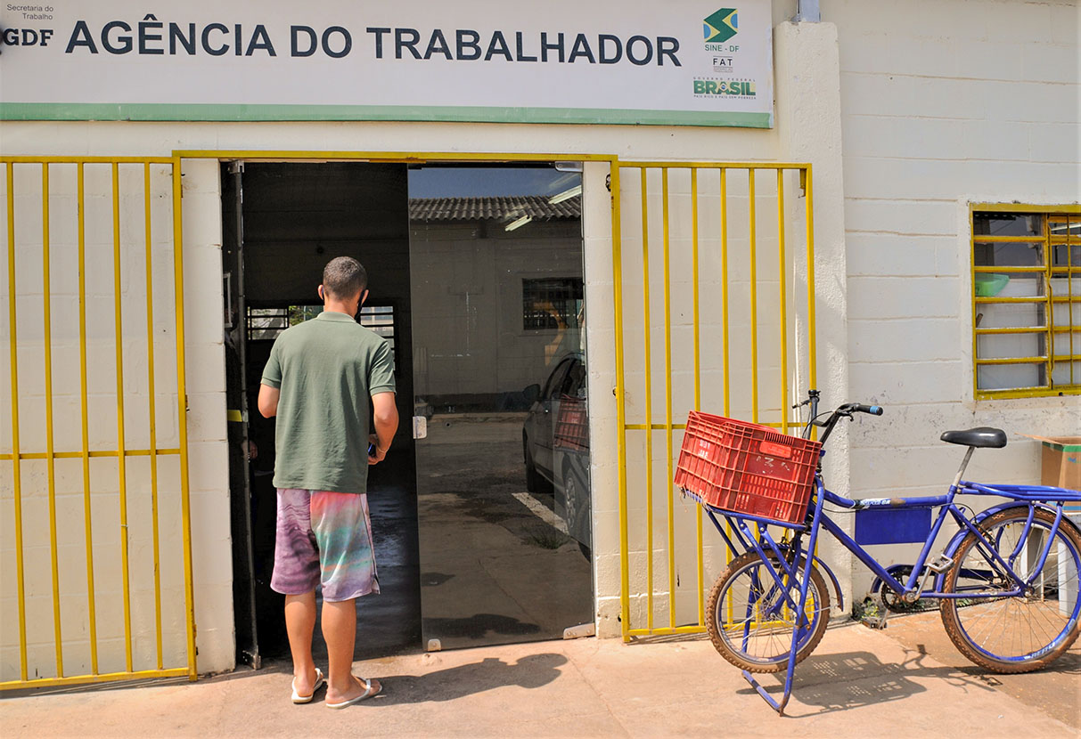 Agências do trabalhador têm vagas com salário de até R$ 3,6 mil nesta sexta-feira (23)