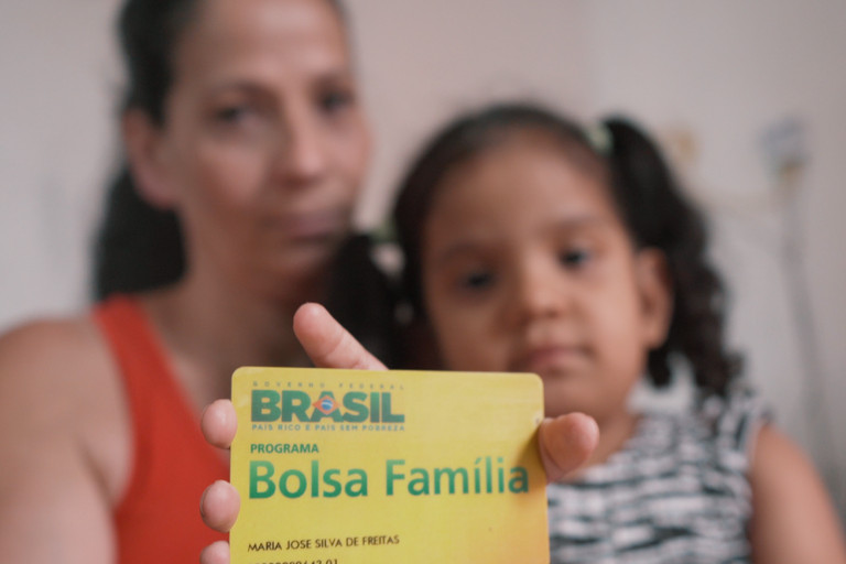Benefícios do Bolsa Família para crianças e adolescentes: estudo revela dados surpreendentes.