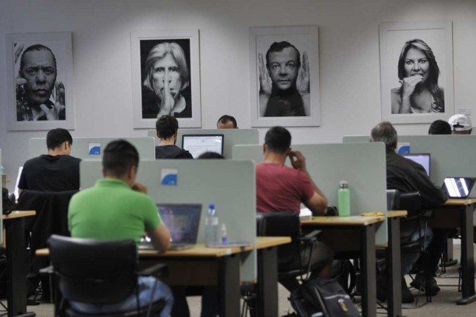 Estudantes para o concurso na Biblioteca Nacional, em Brasília. Na capital federal, há quase 200 mil inscritos  -  (crédito: Minervino Júnior/CB/D.A.Press)