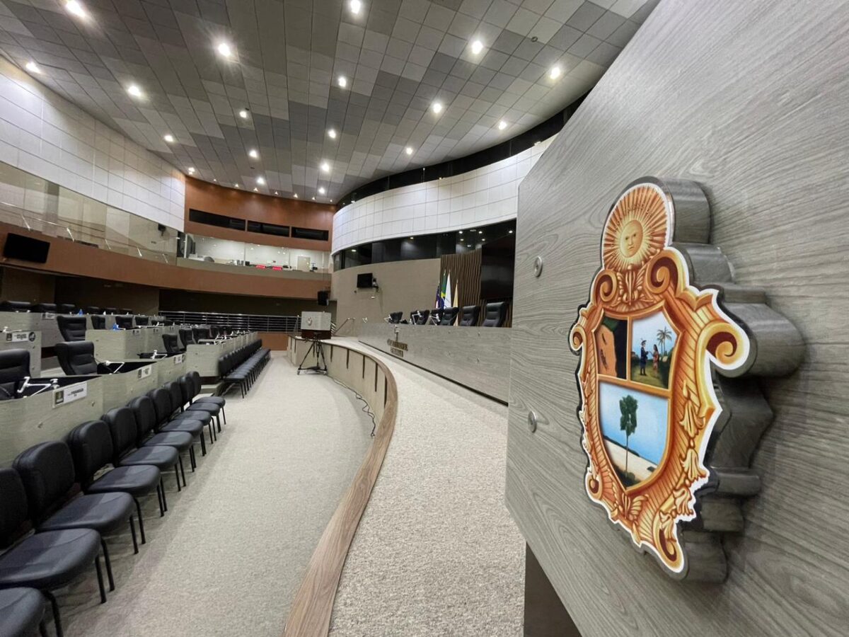 Câmara de Manaus retifica remuneração para vagas em concurso público