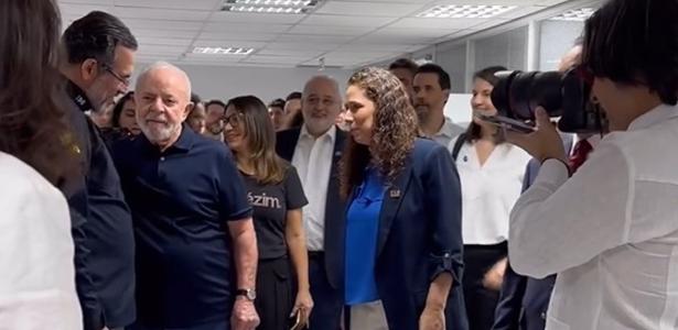 O presidente Lula e a ministra da Gestão, Esther Dweck, na sala de monitoramento do Enem dos concursos