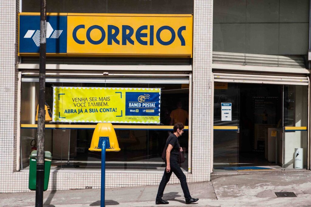 Correios abrem inscrições para concurso público - 07/08/2024 - Mercado