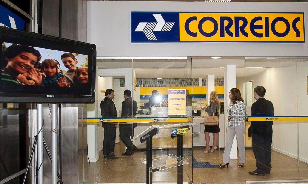 Correios abrem inscrições para concurso público; confira calendário, salários e como se preparar