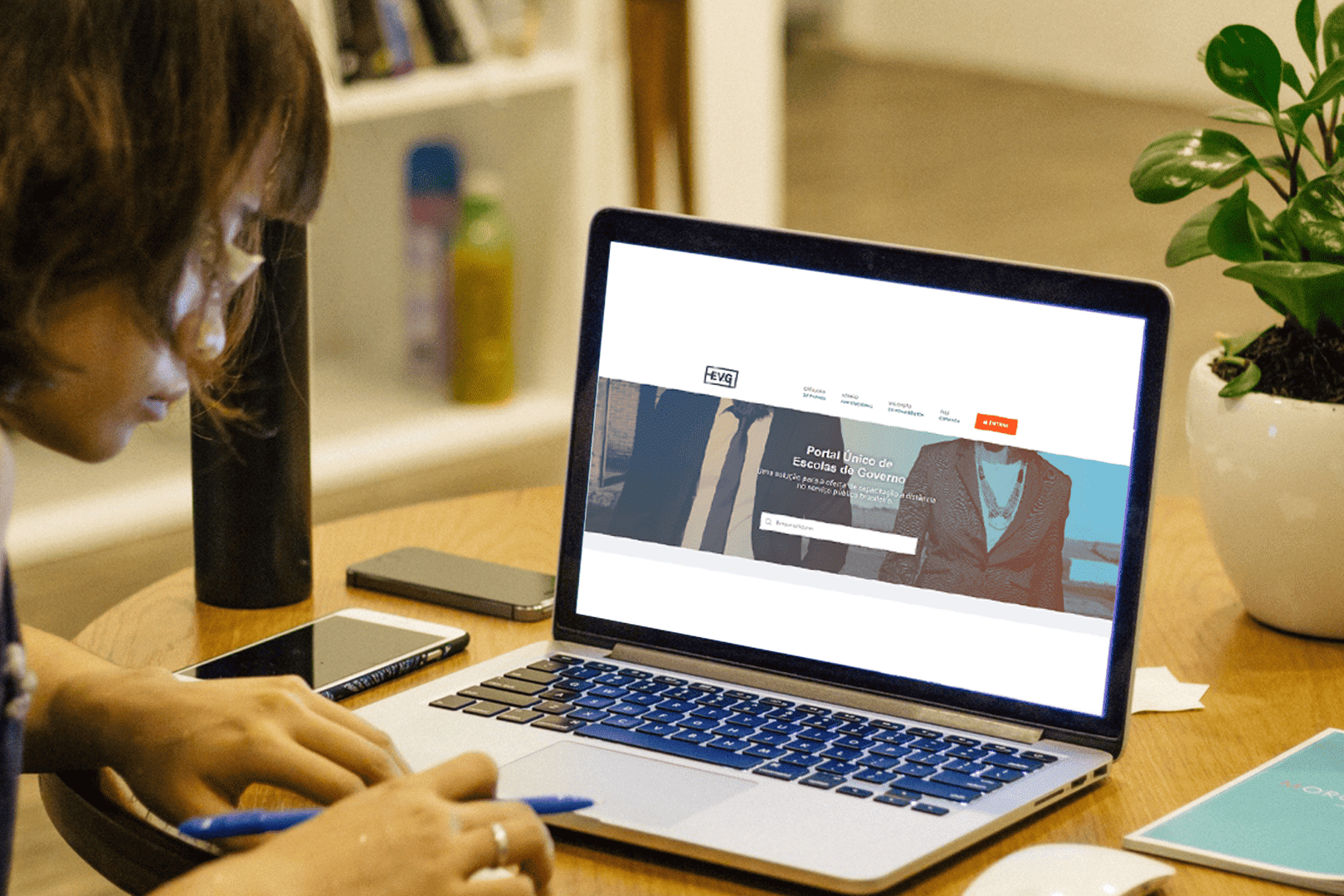 Acesse mais de 130 cursos de graça e turmas exclusivas para mulheres