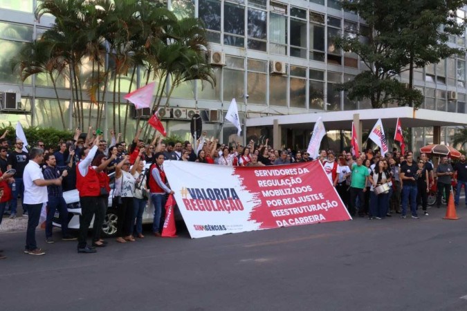 Servidores em manifestação na frente da sede do MGI, no último dia 15 de agosto. -  (crédito: Douglas Neris/Sinagências)