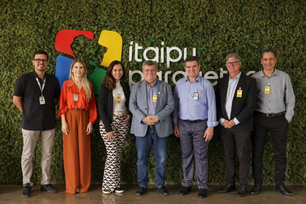 Posam para a foto Gabriel Azcurra e Andrea Schmoeller, da equipe do Itaipu Parquetec; Miriam de Magdala e Eustaquio de Castro, da Ufes; Irineu Colombo, diretor superintendente do Itaipu Parquetec; e Jadir Pela e André Romero, do Ifes.