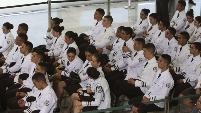 Alunos de escola cívico-militar durante lançamento do Pecim em Brasíli