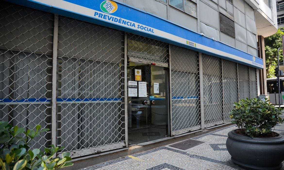 Governo Lula planeja cortar 11 a cada 100 benefícios em pente-fino no INSS