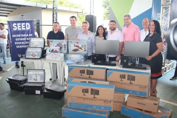 Governo Presente: escolas recebem kit robótica e computadores durante ação no bairro Santa Teresa