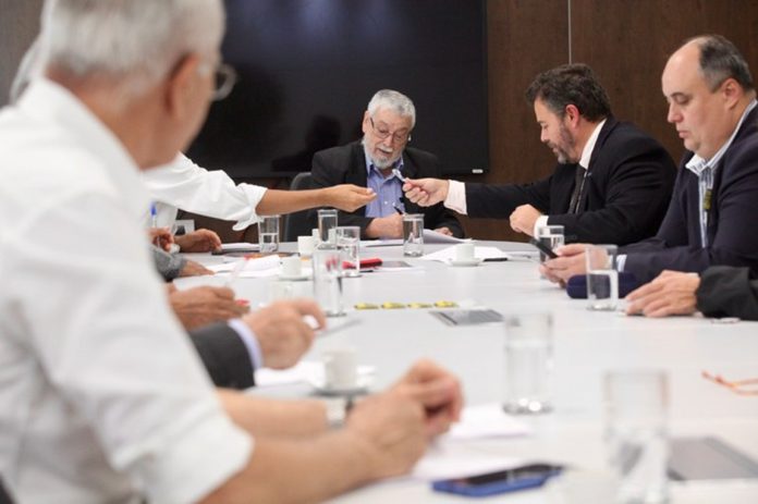 Governo assina acordo com servidores do INPI e do Inmetro