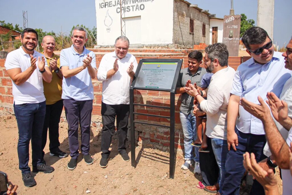 Governo do Estado entrega 3,3 mil metros de calçamento em Parnaíba através do OPA