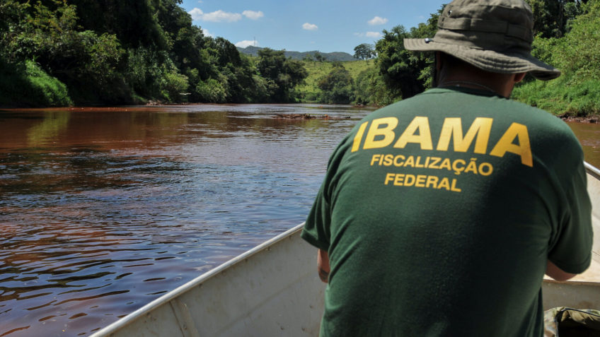 agente do Ibama em rio