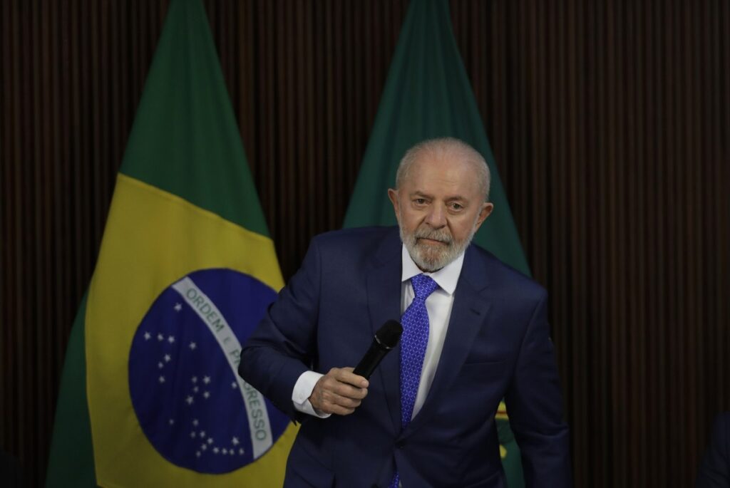 Governo não diz como nem quando Lula vai devolver relógio francês avaliado em R$ 60 mil