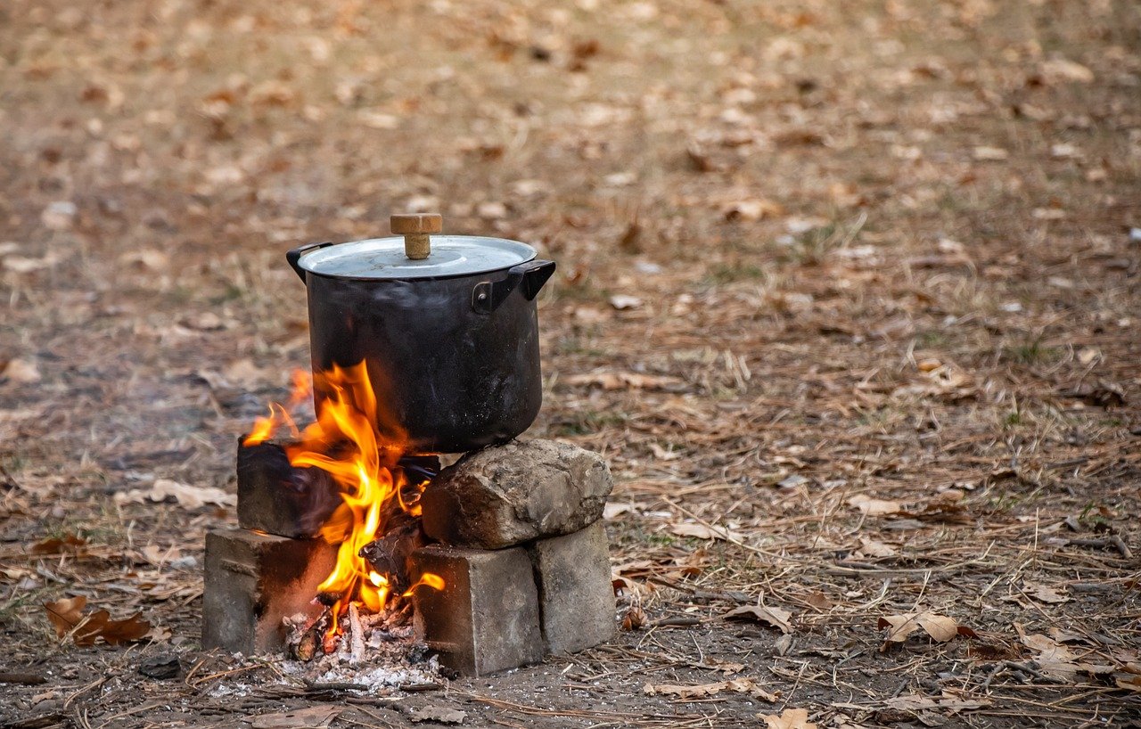 Fogão improvisado para cocção a lenha. (Foto: Pixabay)