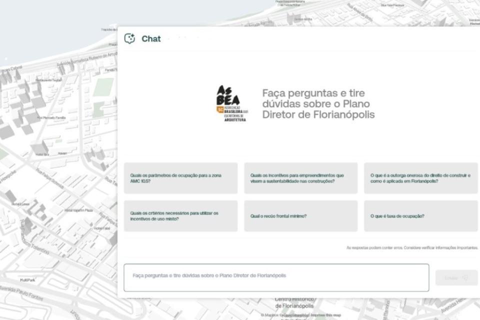 Captura de tela de uma interface de chat voltada para tirar dúvidas sobre o Plano Diretor de Florianópolis. Na parte superior, aparece o logotipo da AsBEA (Associação Brasileira dos Escritórios de Arquitetura) com a frase "Faça perguntas e tire dúvidas sobre o Plano Diretor de Florianópolis" ao lado. Abaixo, há botões com perguntas frequentes, como "Quais os parâmetros de ocupação para a zona AMC 10.5?" e "O que é taxa de ocupação?". No fundo, há um mapa cinza claro da cidade de Florianópolis com ruas e áreas destacadas, mas sem detalhes nítidos.