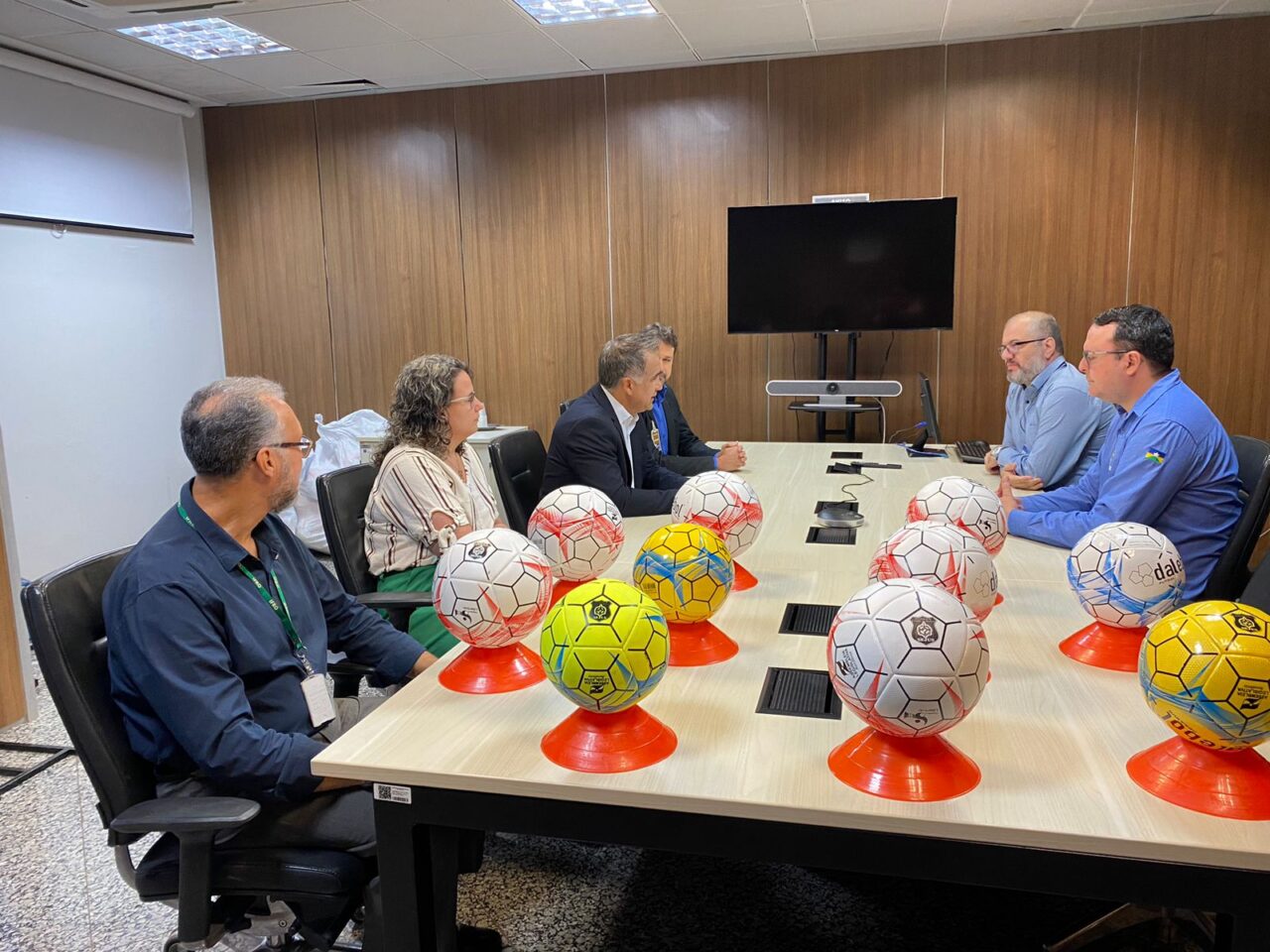 Justiça - Governo de RO entrega materiais esportivos confeccionados por internos para projeto social em Porto Velho - Governo do Estado de Rondônia