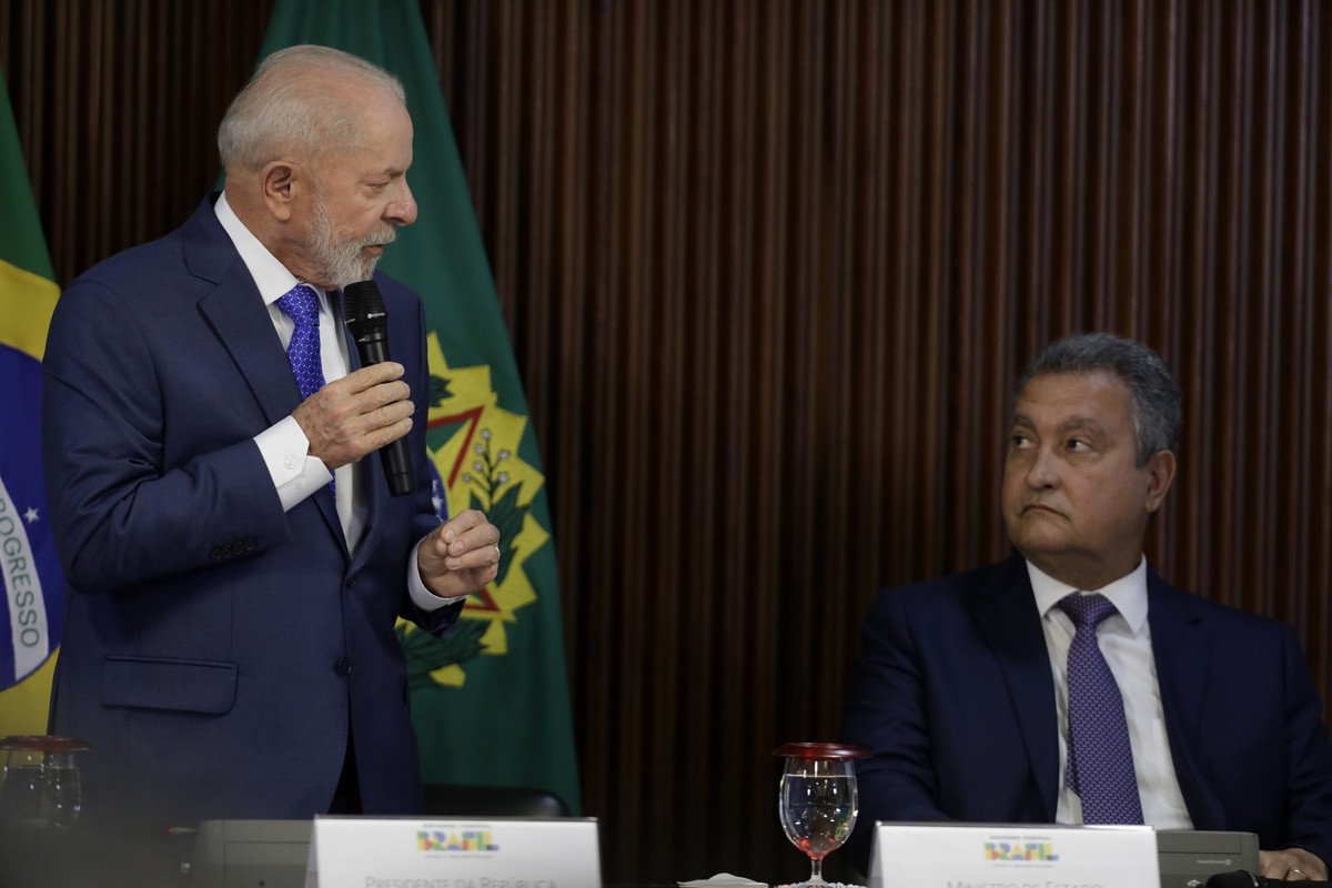 Lula reúne ministros e líderes do governo na volta do Congresso