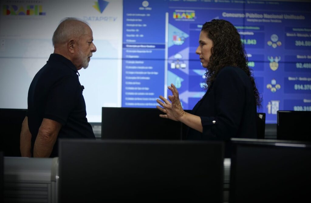 Lula visita 'sala de situação' do Concurso Nacional Unificado