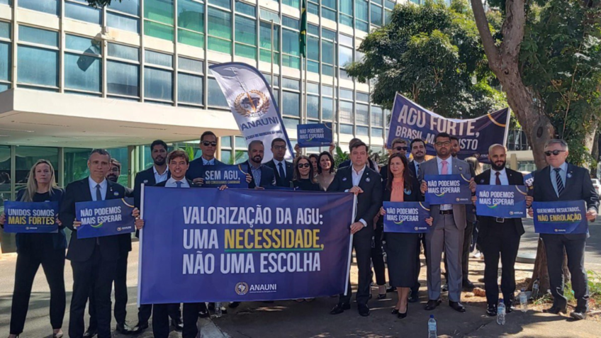 Advogados da União protestam em frente à sede do Ministério da Gestão e da Inovação.