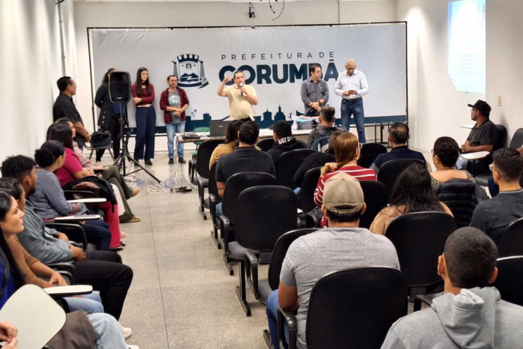 Prefeito empossa 43 aprovados no Concurso Público de 2024