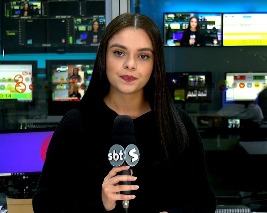 Repórter Fernanda Sena falando sobre o curso de inteligência artificial.