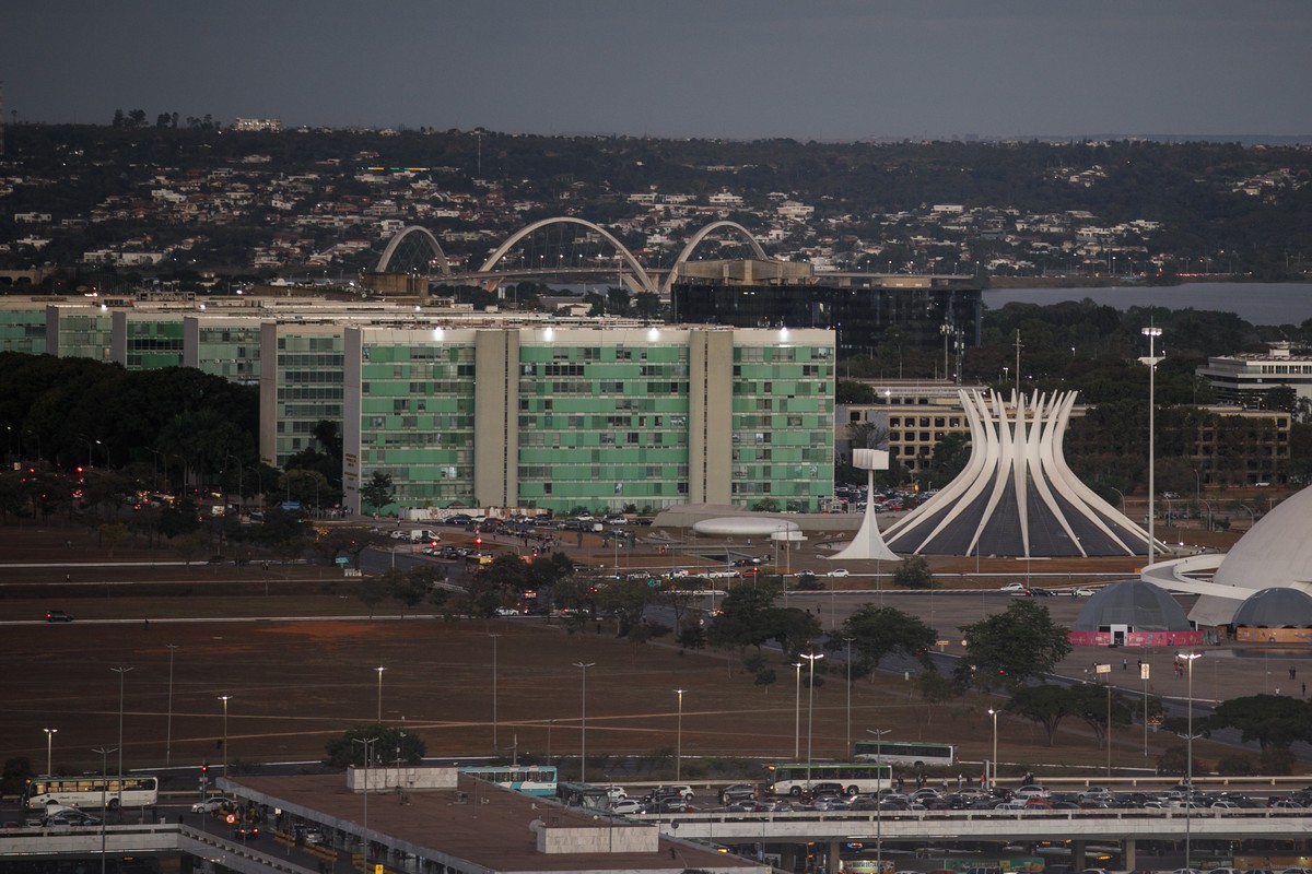 Reajustes para servidores federais terão impacto de R$ 16 bi em 2025