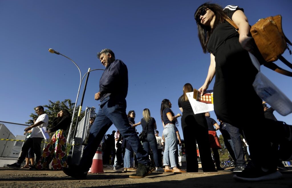 exames começaram no horário, diz governo; Correios entregaram provas em duas horas