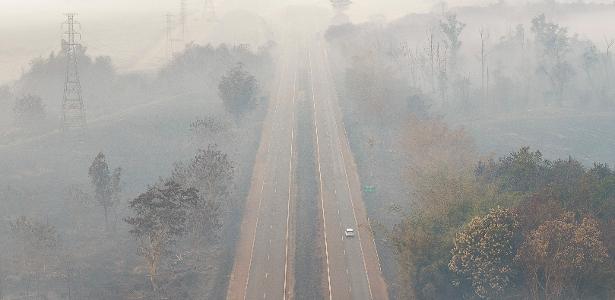 Drone mostra fumaça em estrada na região de Ribeirão Preto neste sábado (24), causada pelos incêndios florestais