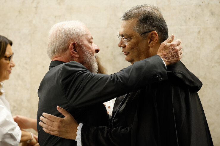 Afinado com o governo – O Bastidor
