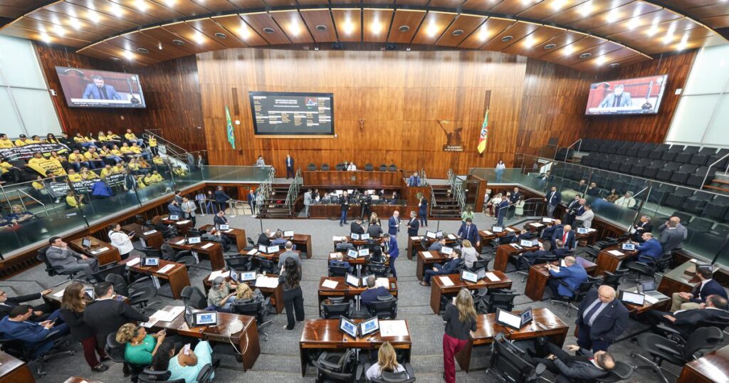 Assembleia aprova PL complementar ao projeto de carreira do governo Leite  