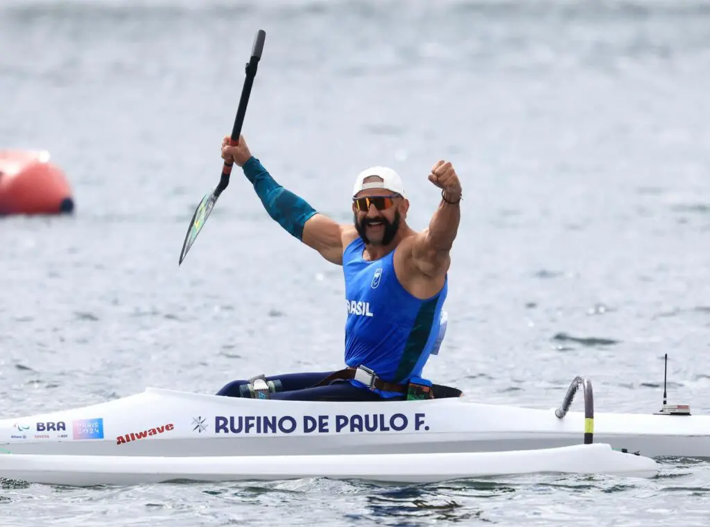 Beneficiário do Bolsa Atleta, Fernando Rufino é ouro na paracanoagem na Paralimpíada de Paris-2024