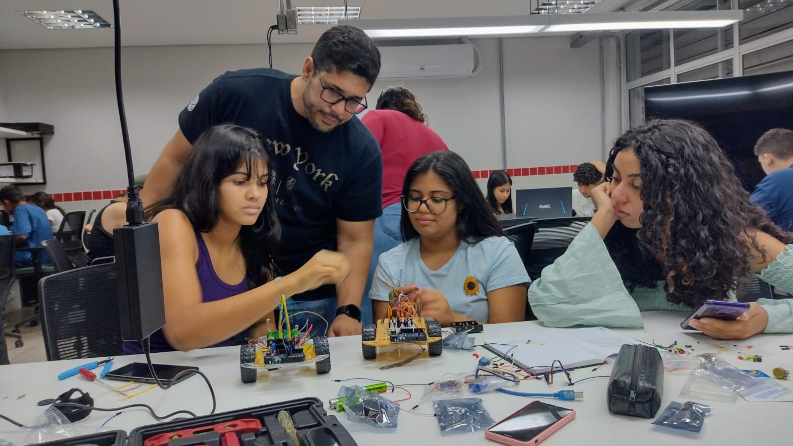 Governo abre inscrições para cursos gratuitos de robótica em 21 cidades