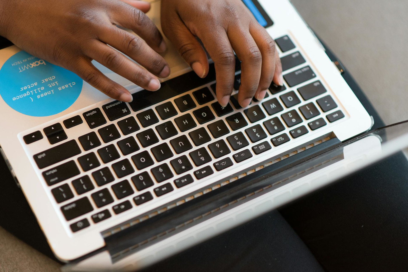 Organização lança cursos online e gratuitos com temática antirracista