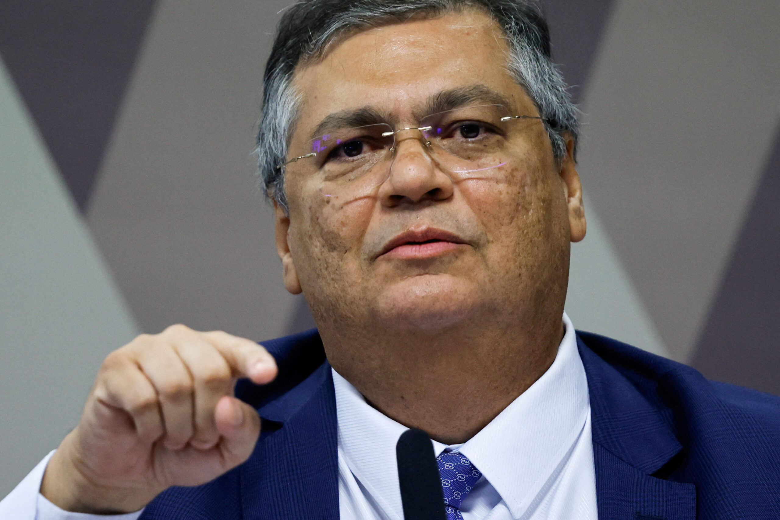 Dino determina regime de emergência climática para combate a queimadas