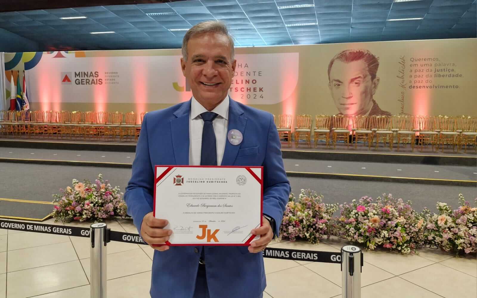 Eduardo Santos é agraciado com a maior honraria do Governo de Minas