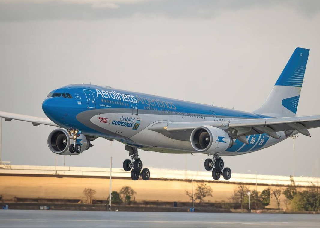 Governo Milei pode ceder controle da Aerolíneas a empresa privada se greve persistir