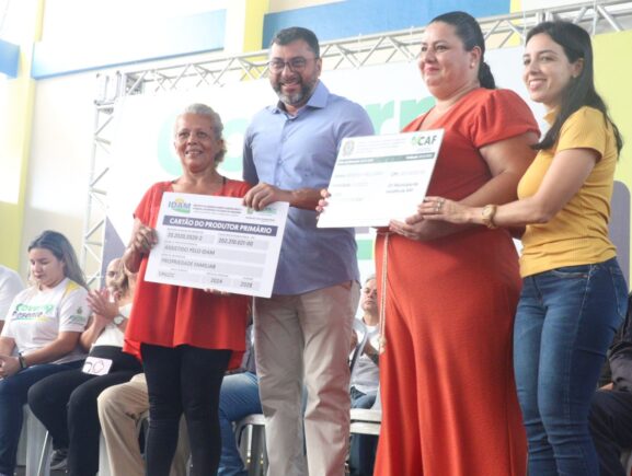 Governo Presente: Idam entrega 26 documentos rurais e 100 kits de sementes de hortaliças durante a ação