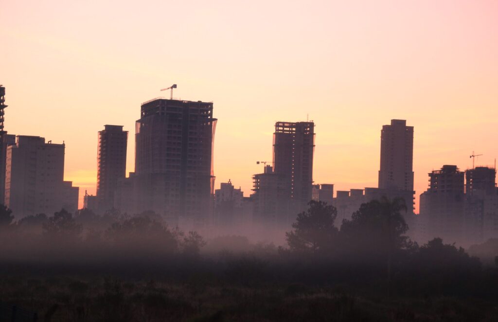 Governo de SC emite alerta para riscos à saúde devido à baixa umidade e poluição atmosférica