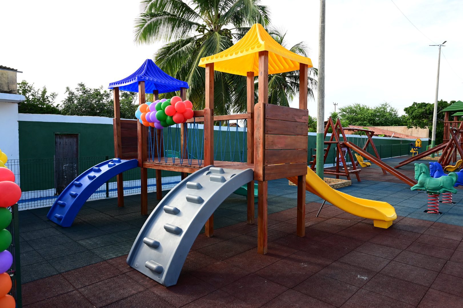 Governo do Ceará entrega brinquedopraça em Paripueira, no município de Beberibe