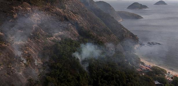 Fumaça durante incêndio no Morro das Andorinhas, no Rio
