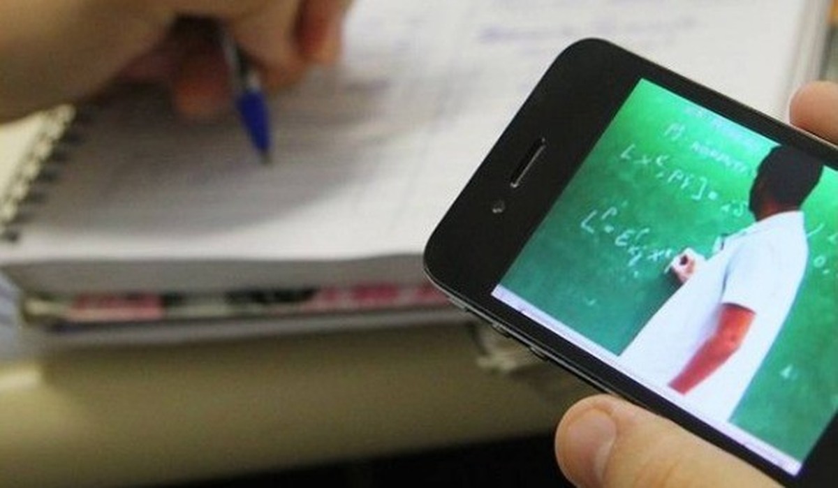 Governo prepara projeto de lei para proibir celular nas escolas