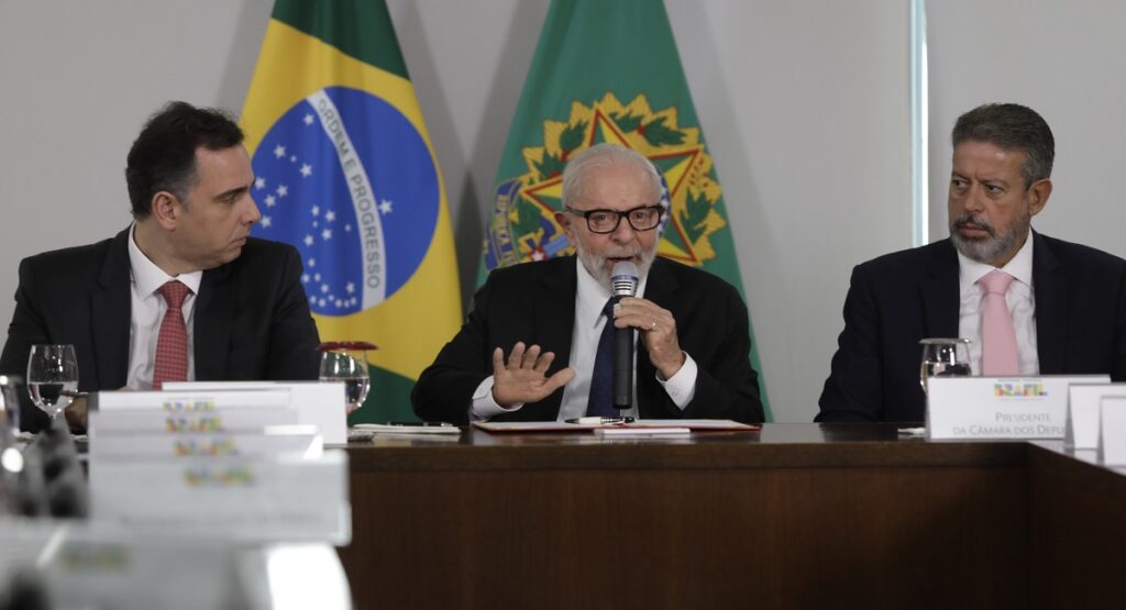 Lula assina MP com R$ 514 milhões para combater incêndios e diz que há setores querendo criar 'confusão' com queimadas