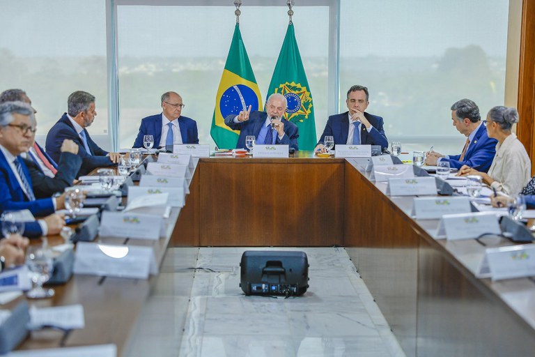 Reunião com poderes.jpg