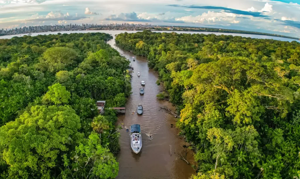 Barcos navegam em rio na Amazônia