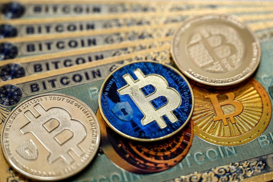 Bitcoin dispara após Trump sugerir reserva com criptomoeda - 03/03/2025 - Mercado