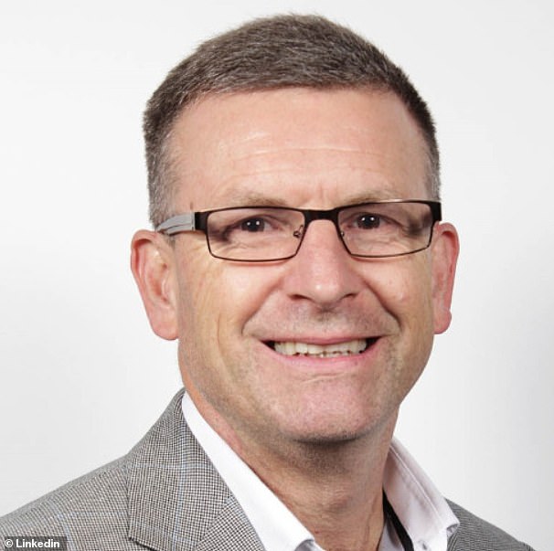 O contador Andrew Broadbent não pôde acessar sua conta bancária porque o Banco da Commonwealth suspeitava que ele estava sendo escandalizado quando não estava