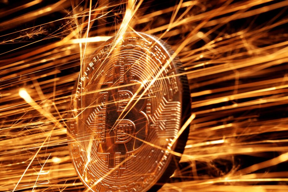 Bitcoin mostra força e sobe em meio a liquidação de ativos de risco e ouro