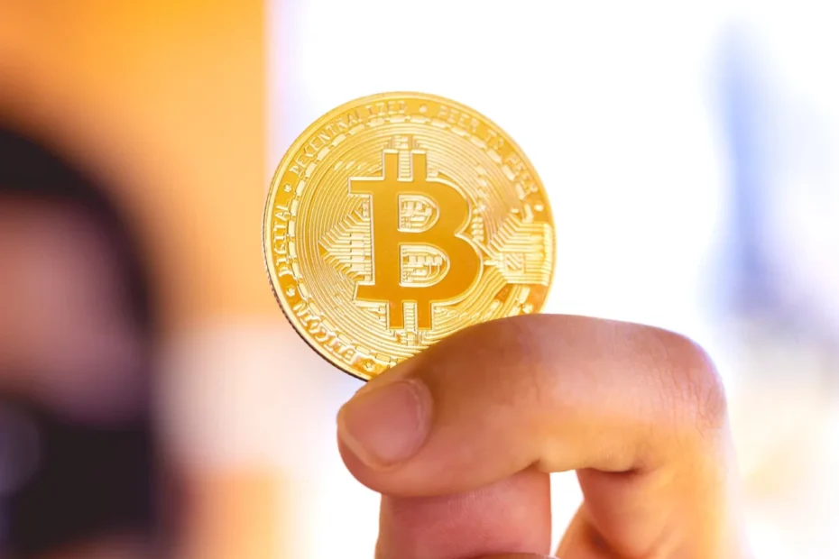 Bitcoin sobe quase 2% em dia de queda das bolsas com guerra comercial