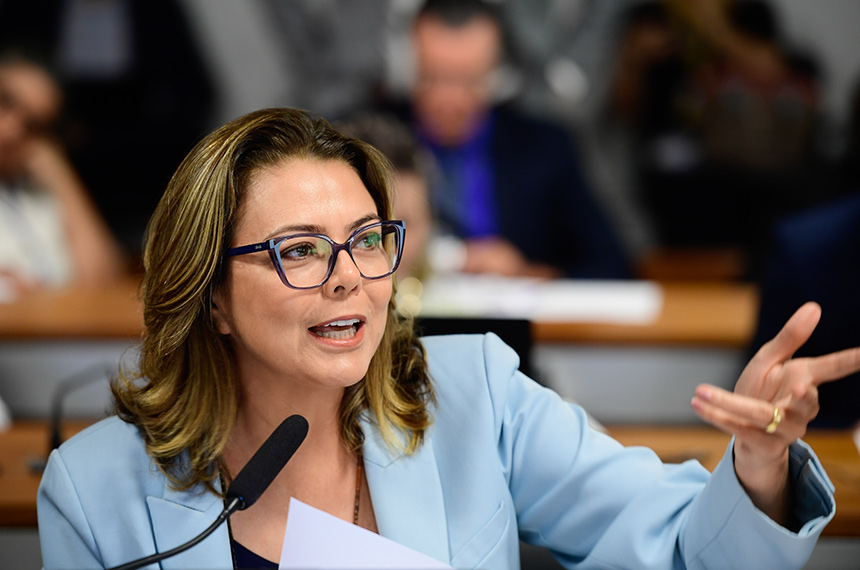 Senadora Leila Barros (PDT-DF) em pronunciamento à bancada.